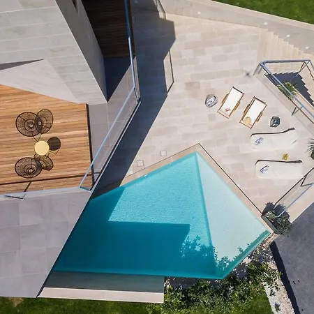 Luxurious 4-bedroom Sempervivum In Βίλα *