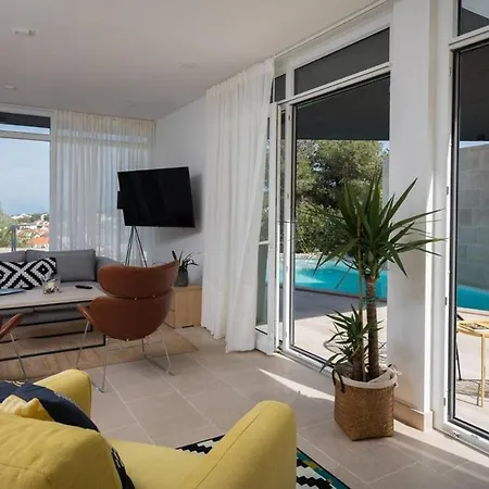 Luxurious 4-bedroom Sempervivum In * Sutivan
