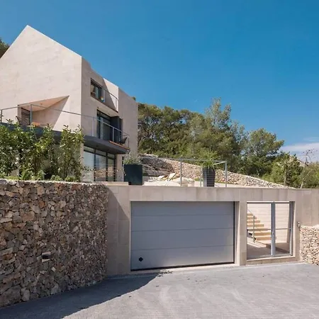 Luxurious 4-bedroom Sempervivum In Sutivan