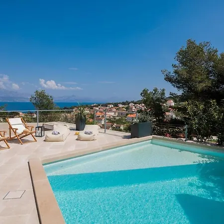 Luxurious 4-bedroom Sempervivum In