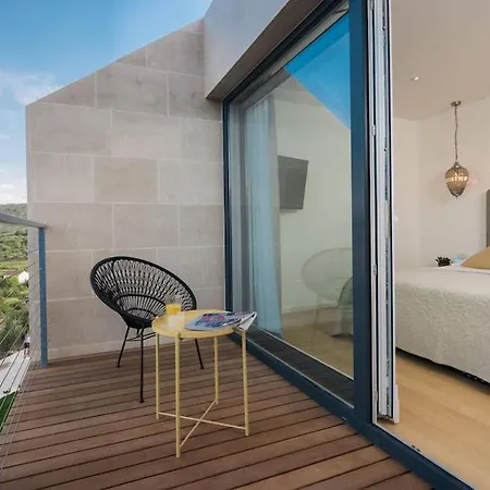 Villa Luxurious 4-bedroom Sempervivum In Sutivan