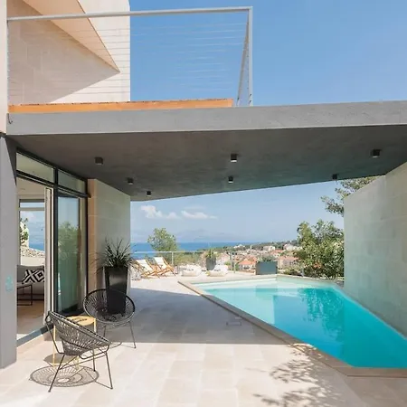 Luxurious 4-bedroom Sempervivum In