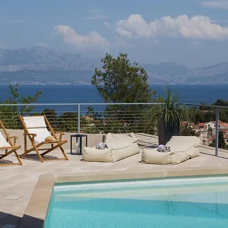 Villa Luxurious 4-bedroom Sempervivum In