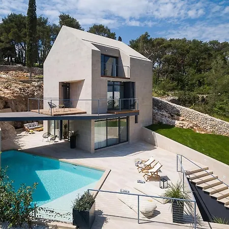 Luxurious 4-bedroom Sempervivum In * Sutivan