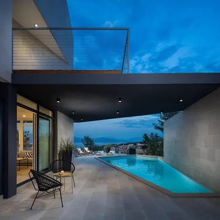 Luxurious 4-bedroom Sempervivum In Villa Sutivan