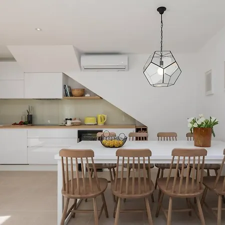 Luxurious 4-bedroom Sempervivum In Villa Sutivan