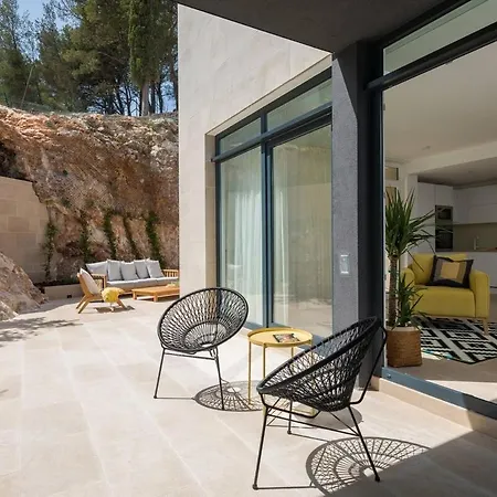 Luxurious 4-bedroom Sempervivum In Sutivan