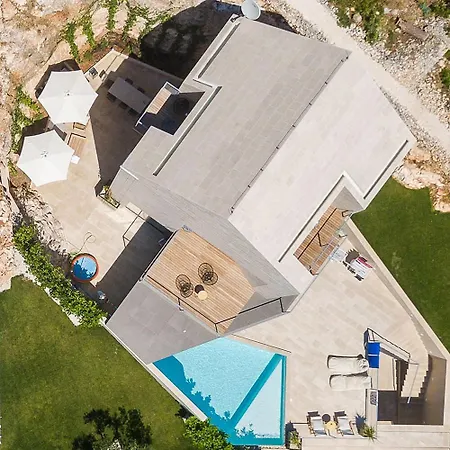 Villa Luxurious 4-bedroom Sempervivum In Sutivan