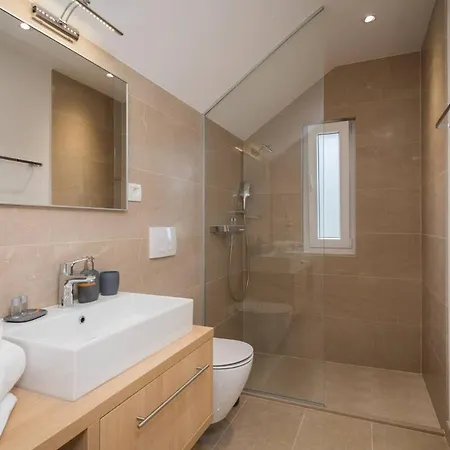 Villa Luxurious 4-bedroom Sempervivum In Sutivan